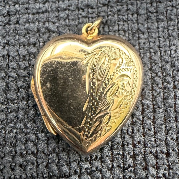 Estate Jewelry - Vintage Rolled Gold Heart Photo Locket Etched Floral Gold Tone 0.85"